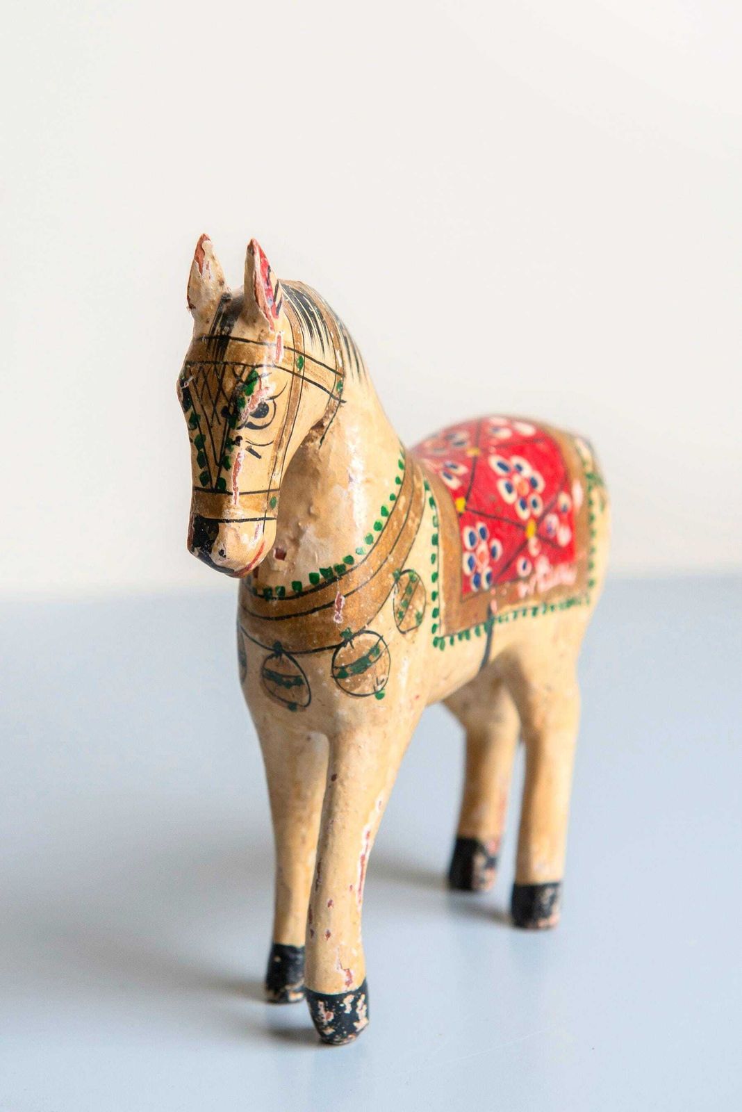 Klein Antiek Indiaas Paard, Handgeschilderd Beeldje Uit Rajasthan, Houten Ghodi Bruidspaard, Decoratief Vintage Paardensculptuur photo 92.0