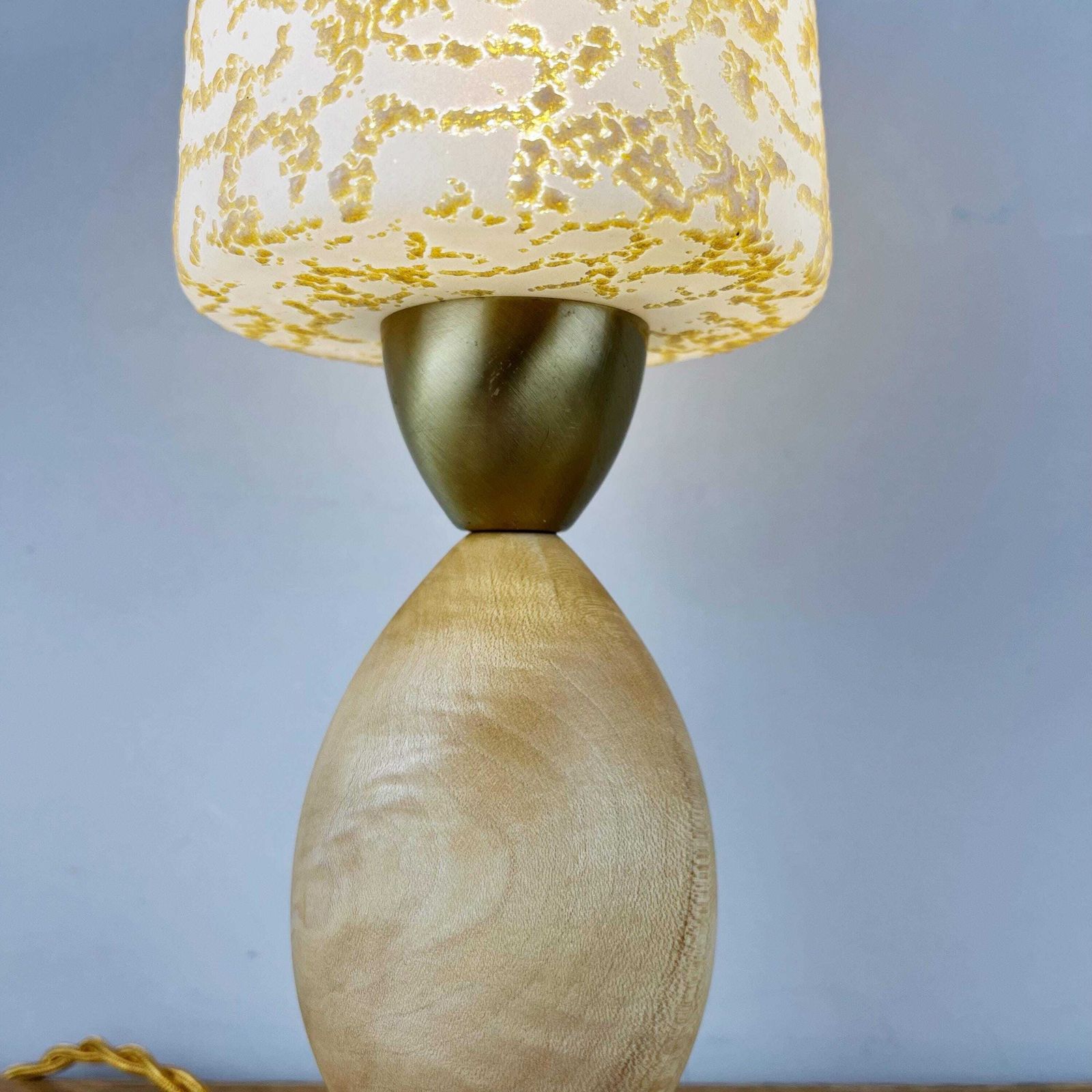 photo vinterior Vintage Atomic Wooden Tripod Lamp With White & Gold Glass Shade.