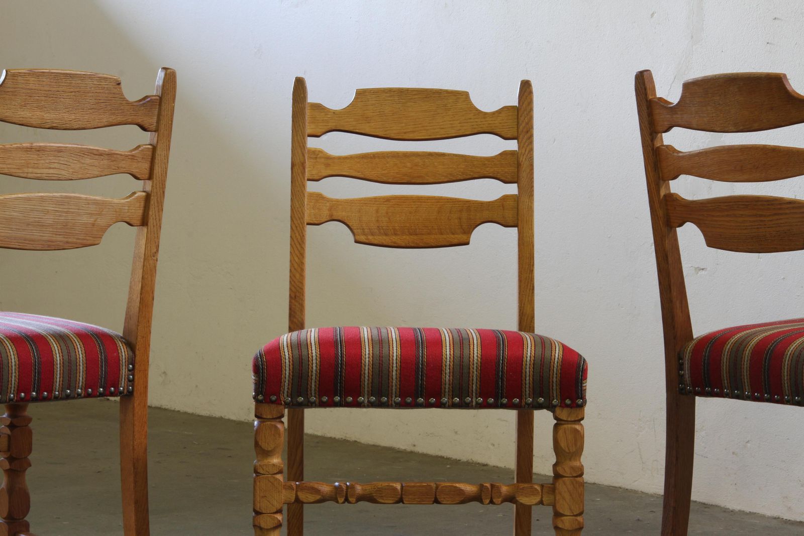 photo vinterior Vintage 1960s Danish Farmhouse Oak Dining Chairs Style Of Henning Kjærnulf