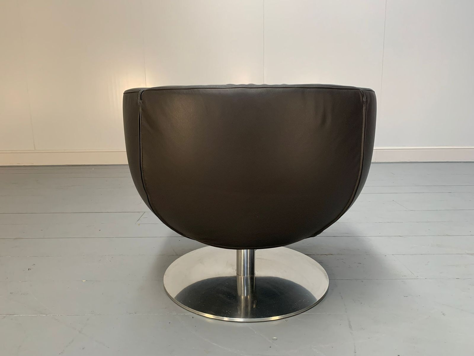 photo furniture B&B Italia "Tulip" Armchair   In Dark Grey "Gamma" Leather