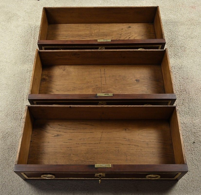 photo vintage Mahogany Veneer Chest Of Drawers, Louis XVI Period – Late 18th Century