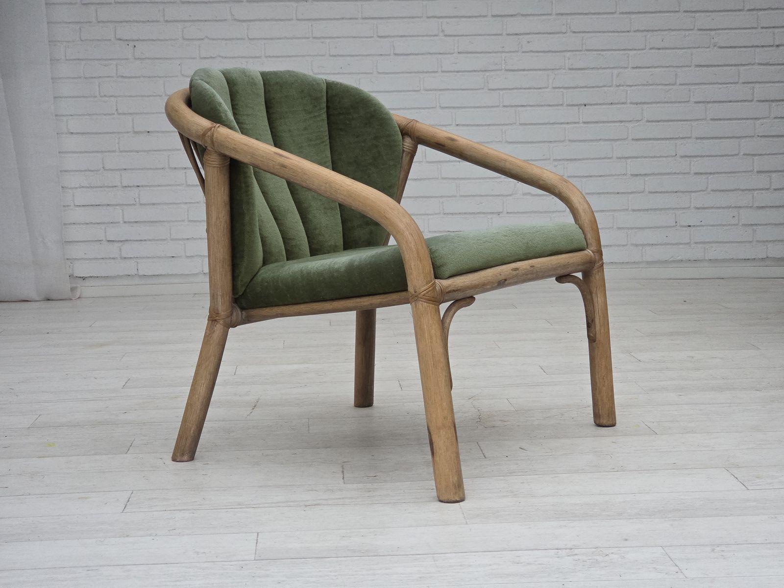 Ca. Jaren 1970, Paar Scandinavische Loungestoelen, Groen Meubelvelours En Rotan. photo 1100.0