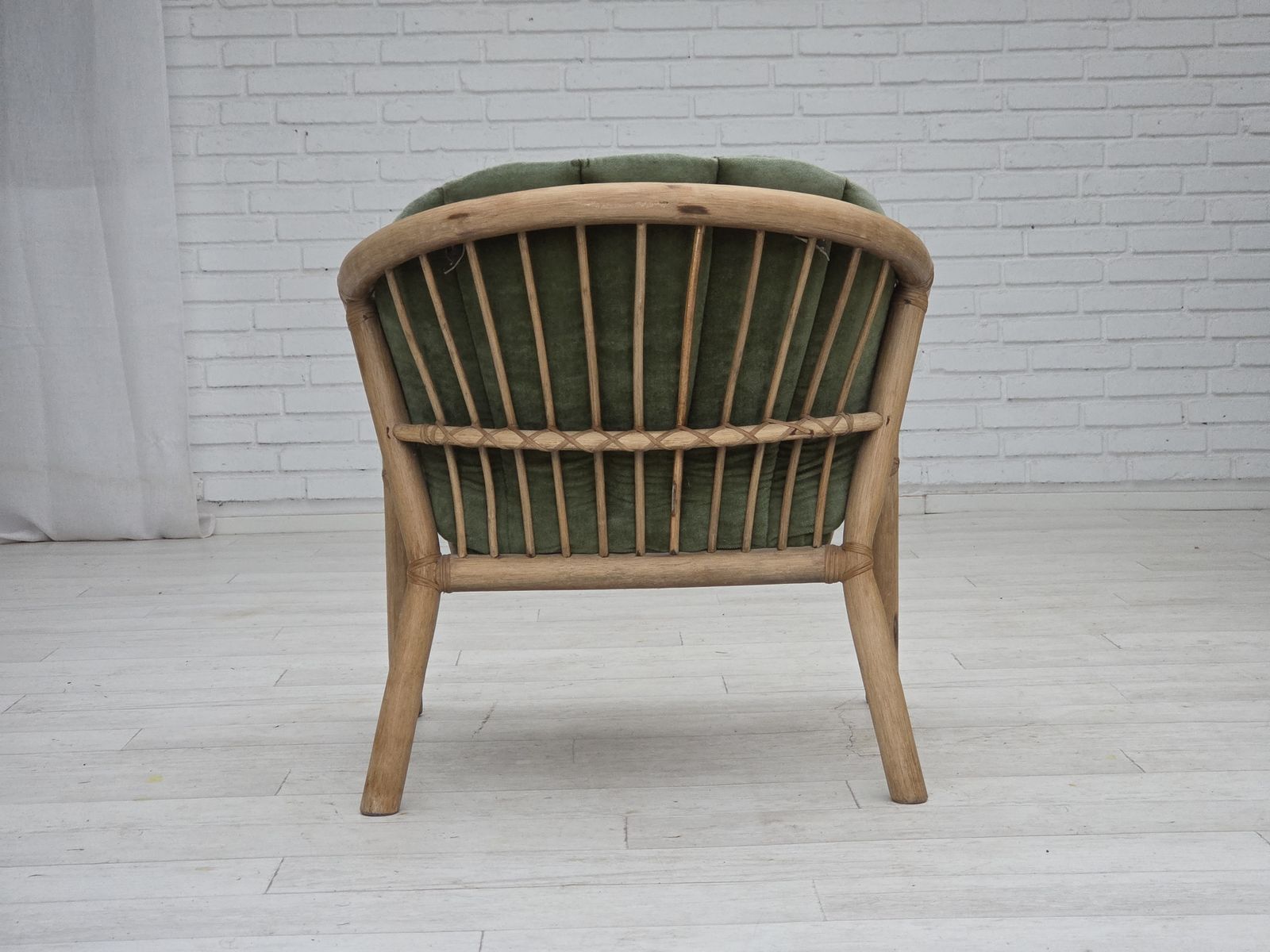 photo furniture Ca. Jaren 1970, Paar Scandinavische Loungestoelen, Groen Meubelvelours En Rotan.