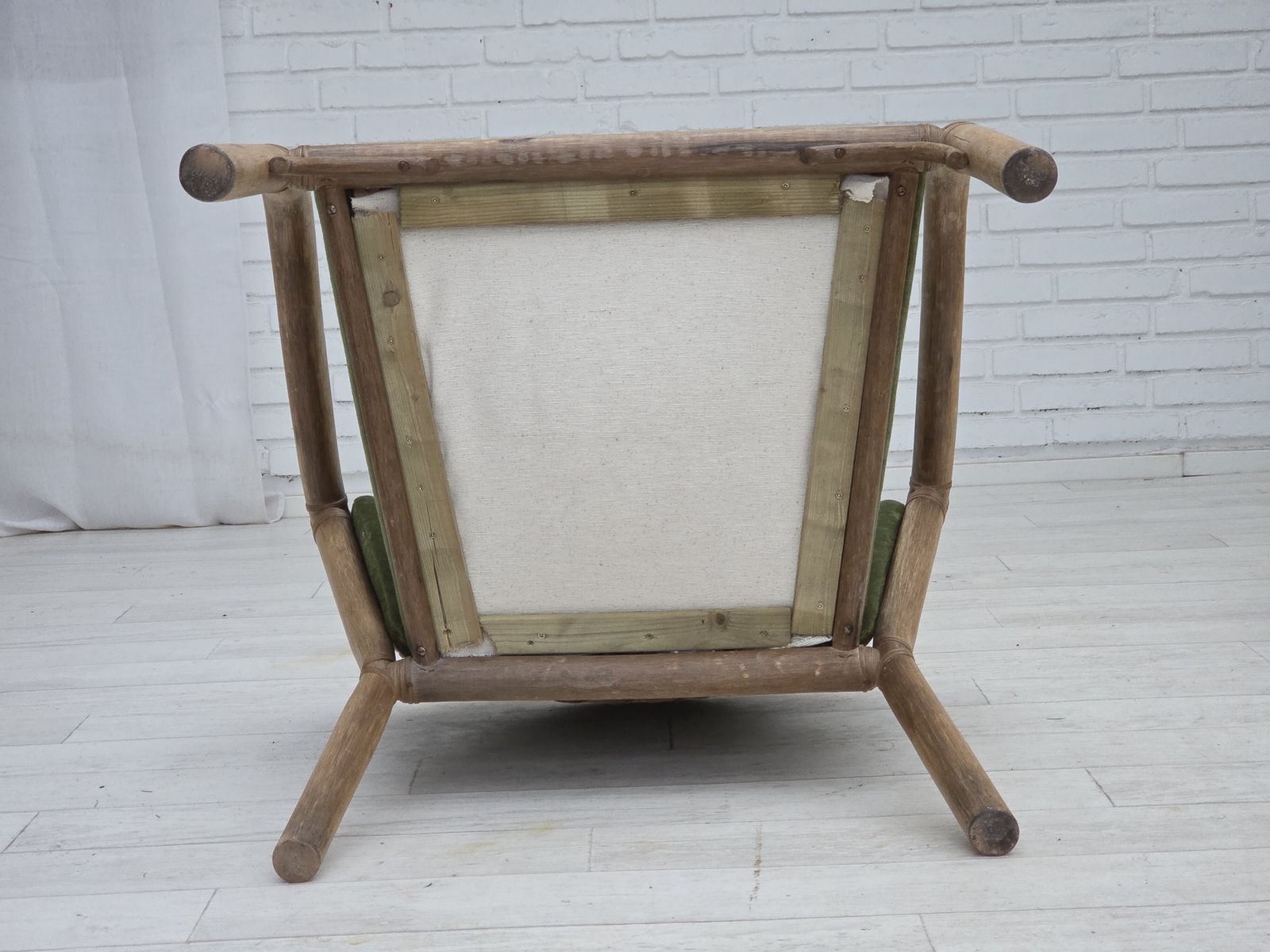 photo vinterior Ca. Jaren 1970, Paar Scandinavische Loungestoelen, Groen Meubelvelours En Rotan.