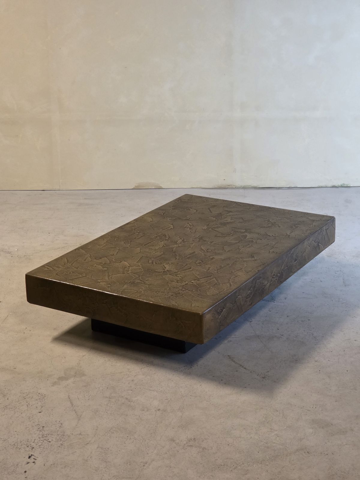 Meubels Monumentale Brutalist Salontafel Met Gepatineerd Bronzen Blad, Jaren 1970 photo