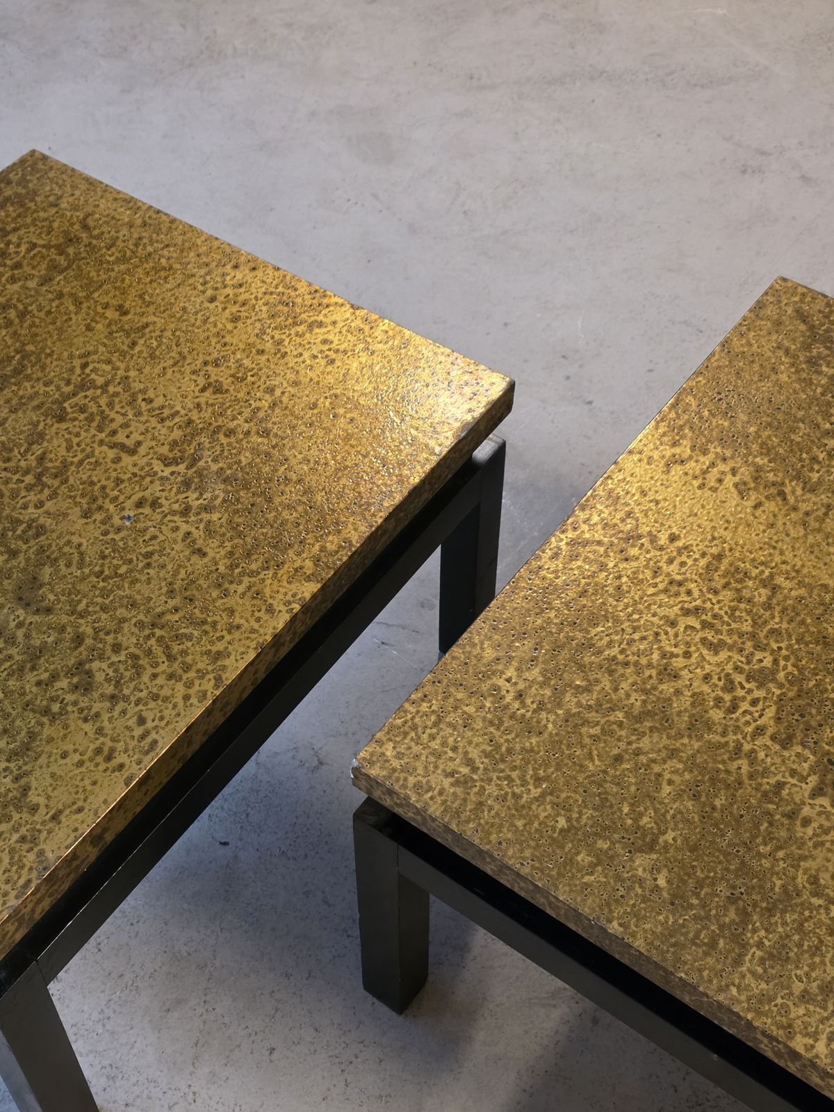 Set Van 2 Mid Century Zwart Gelakte Bijzettafels Met Goudgeschilderd Metalen Blad photo vinterior