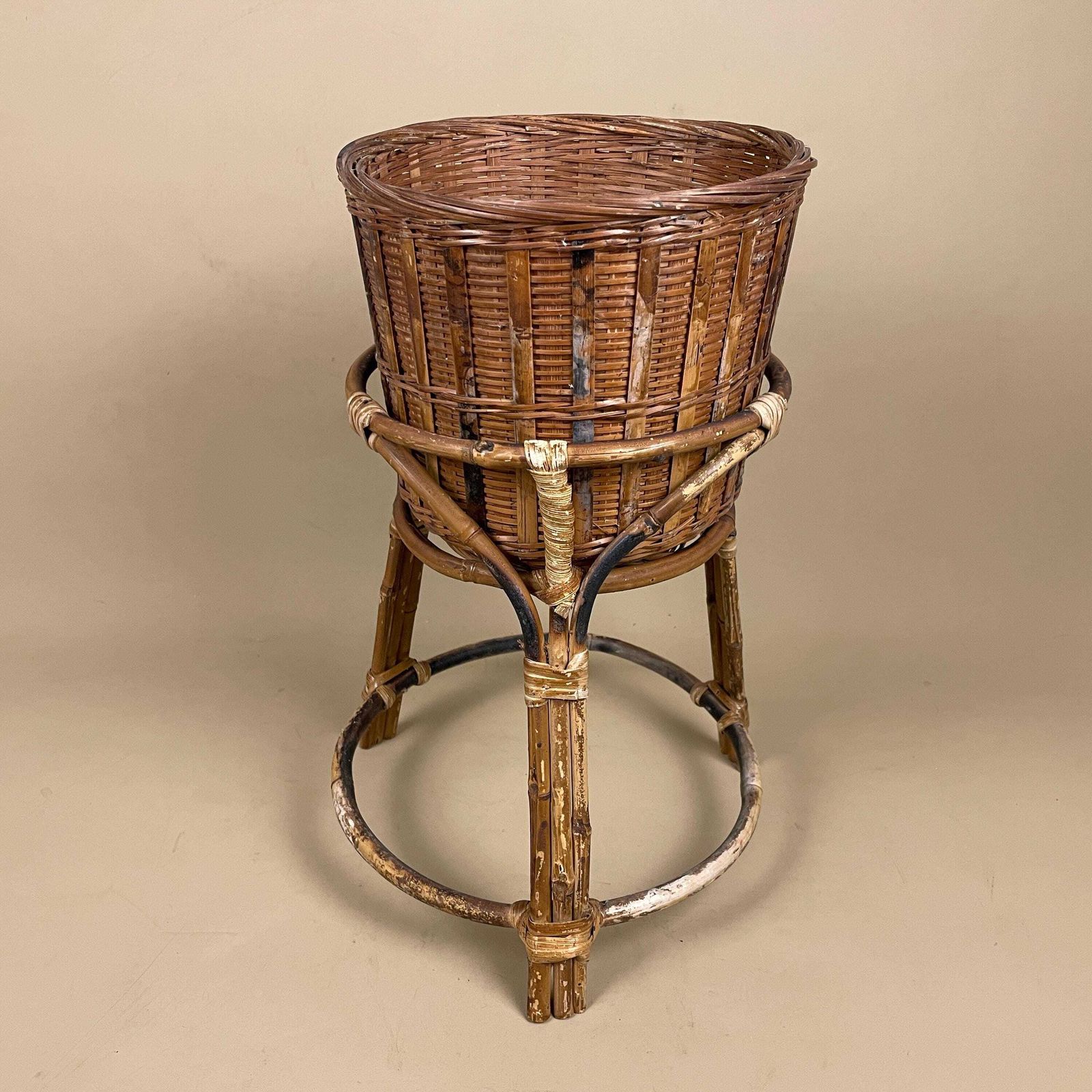 Vintage Bamboo Plant Stand Rattan Woven Round Display Natural Boho Accent Stand Indoor Brown Planter Pot Retro Handmade Wooden Cane