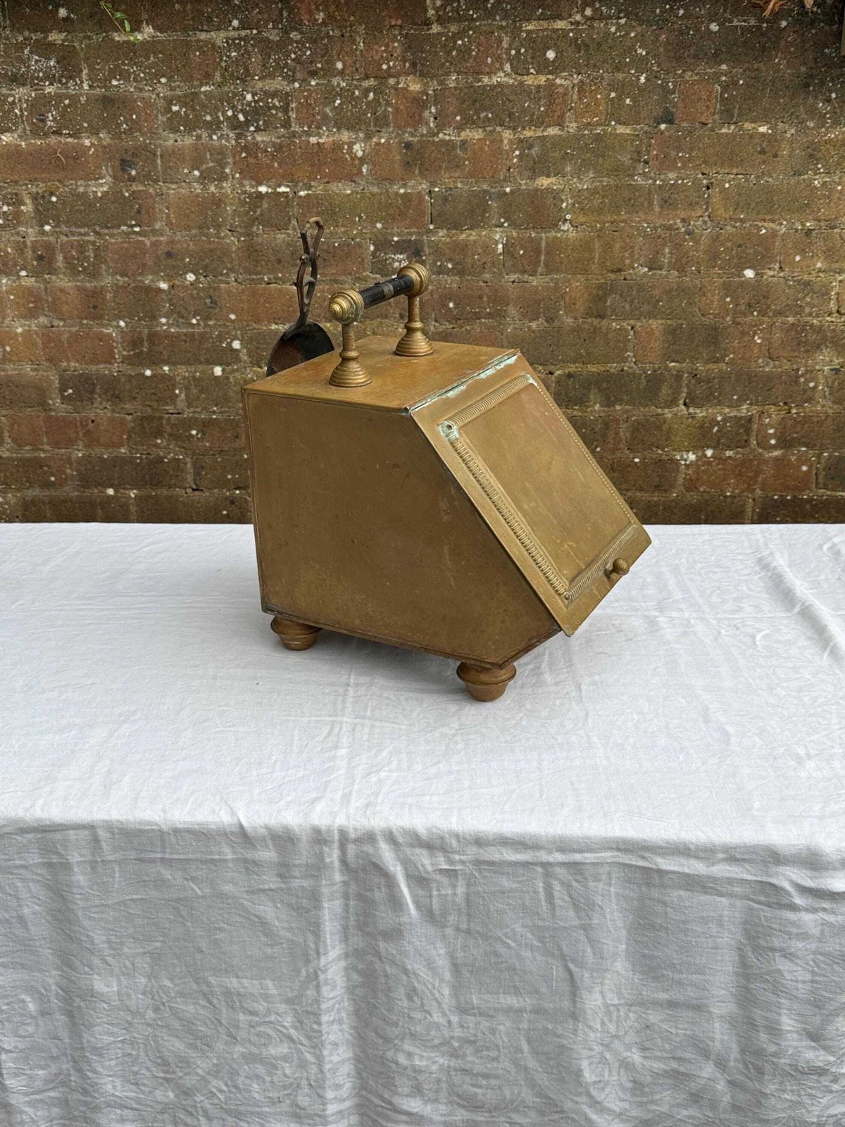 photo furniture Antique Victorian Brass Coal Scuttle Tbc W. Harris & Co – English Fireplace Log Box With Shovel, Beaded Brass Fireside Hod, Brass Bucket