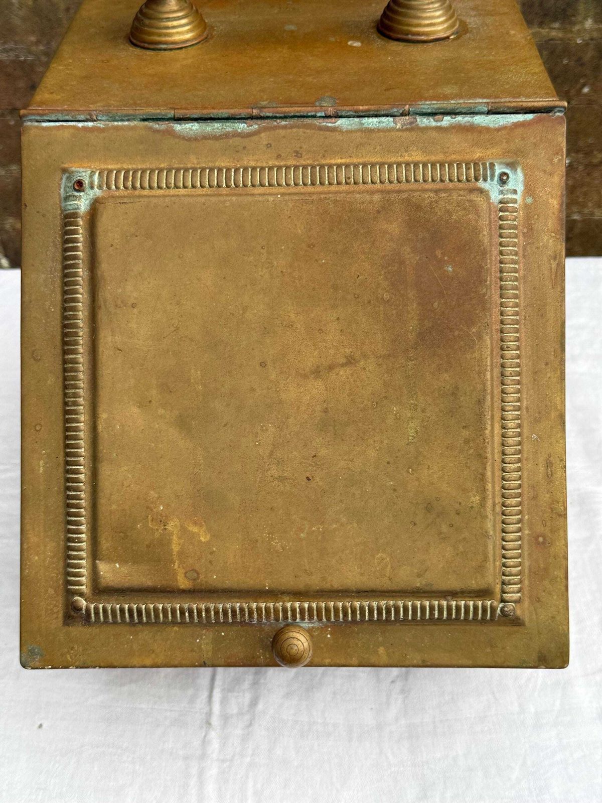 photo vinterior Antique Victorian Brass Coal Scuttle Tbc W. Harris & Co – English Fireplace Log Box With Shovel, Beaded Brass Fireside Hod, Brass Bucket