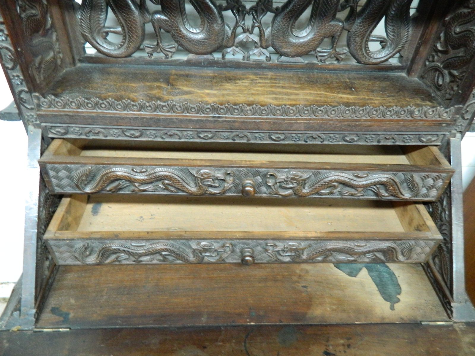 photo vinterior Antique Chinese Dragon Carved Bureau