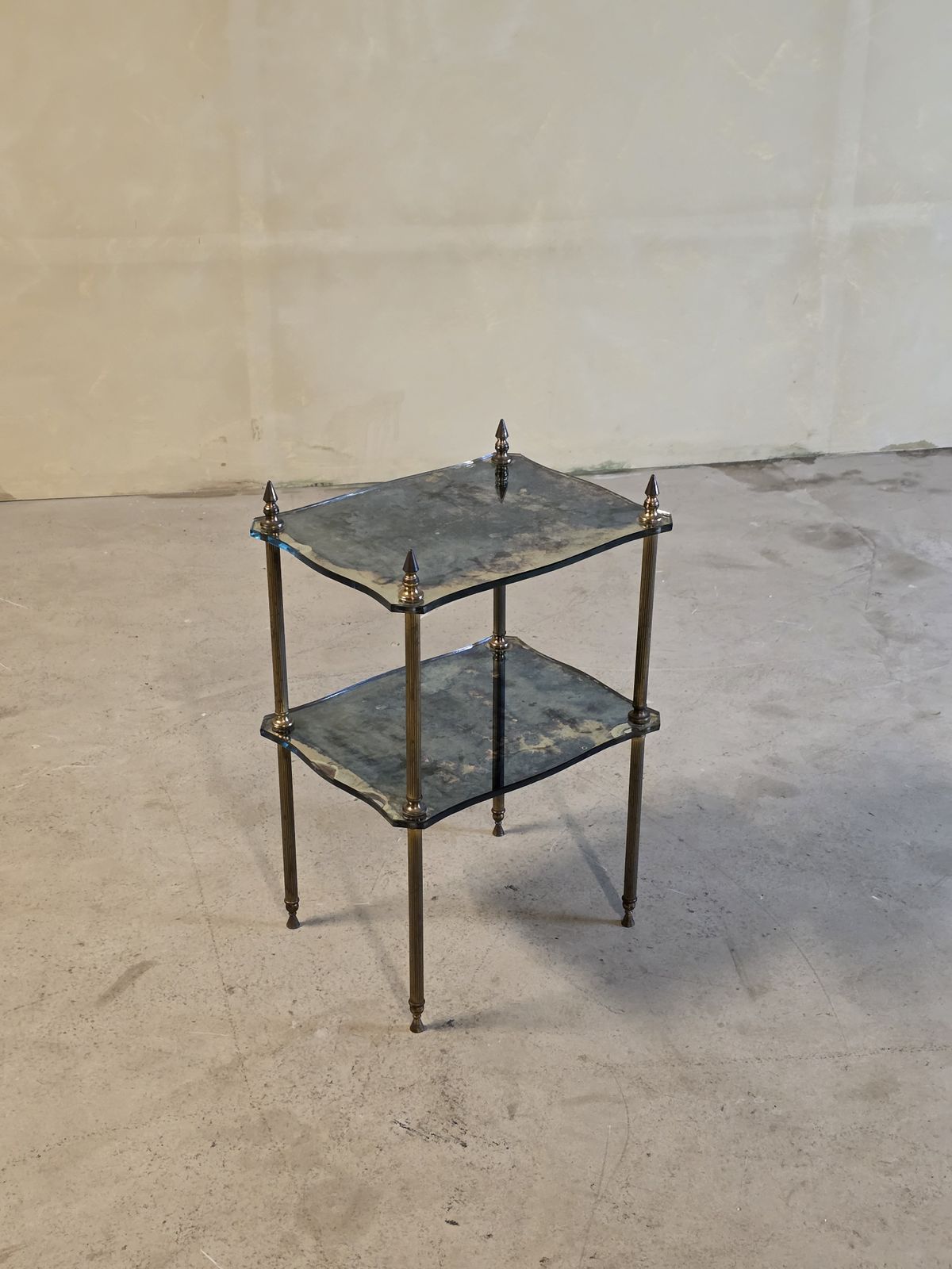 Bijzettafel Van Messing En Matglas photo furniture