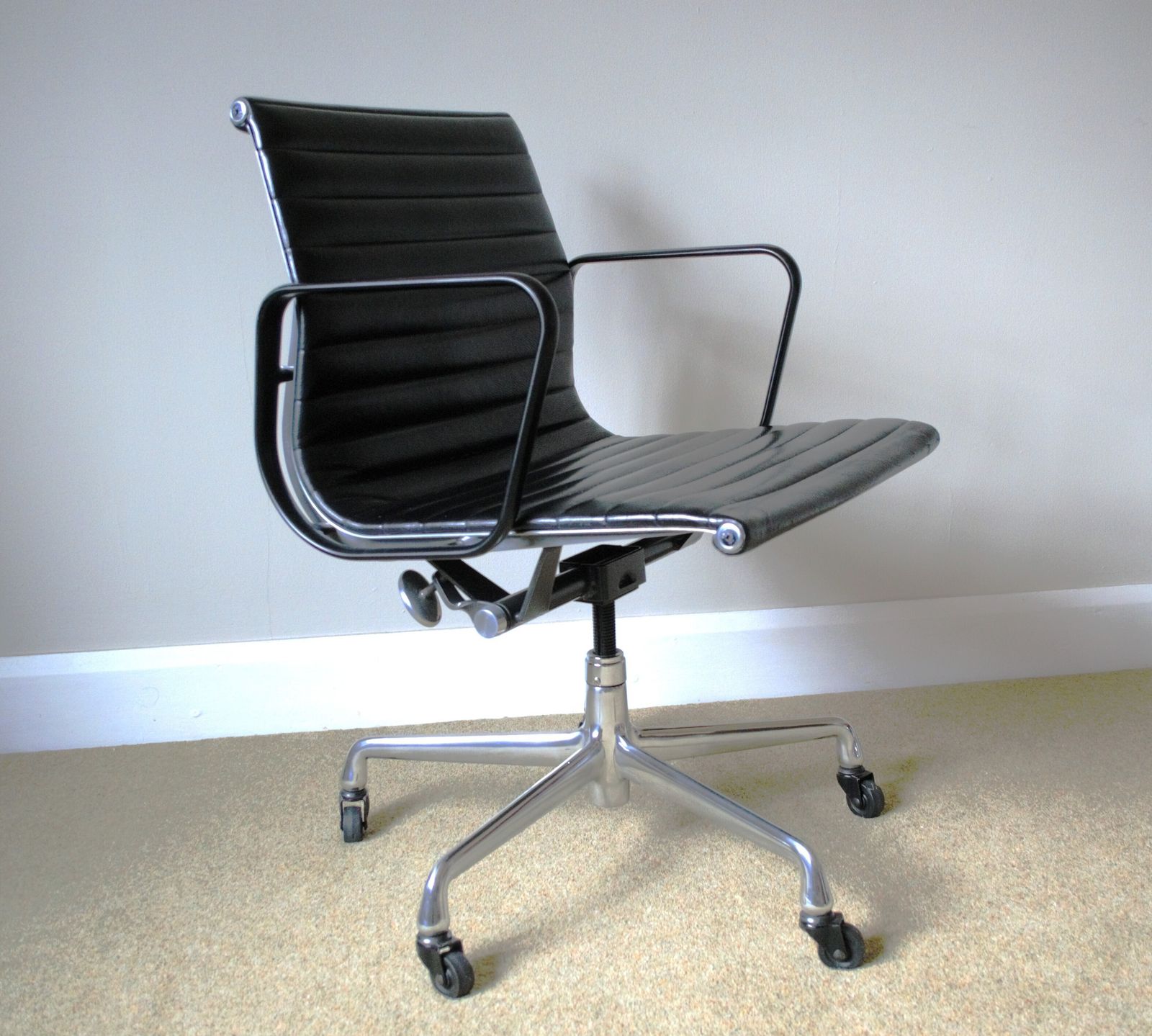 Restored Herman Miller Black Edition Charles Eames Ea335 Aluminium Group Management Chair, Manual Screw Lift, Genuine Black Leather, Mint Condition photo vinterior