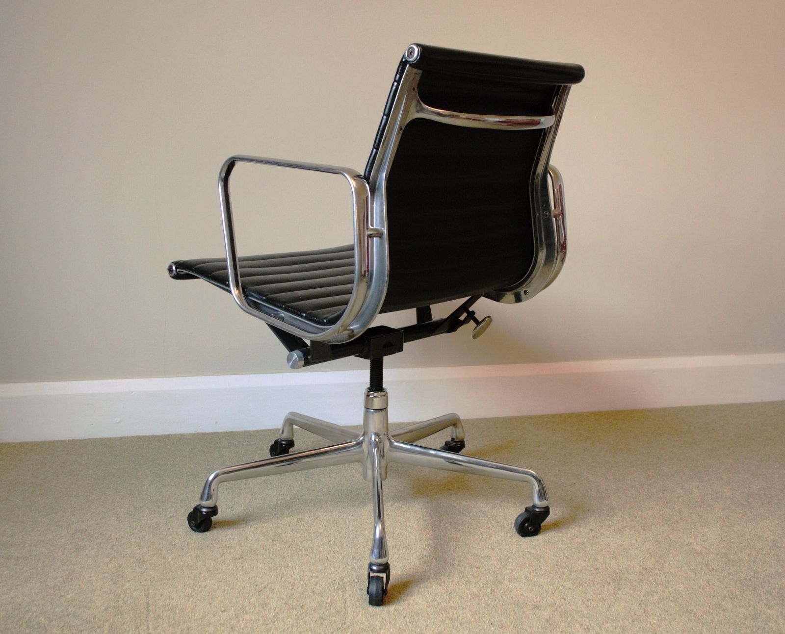 Restored Herman Miller Charles Eames Ea335 Aluminium Group Management Chair, Manual Screw Lift, Genuine Black Leather, Mint Condition photo for sale