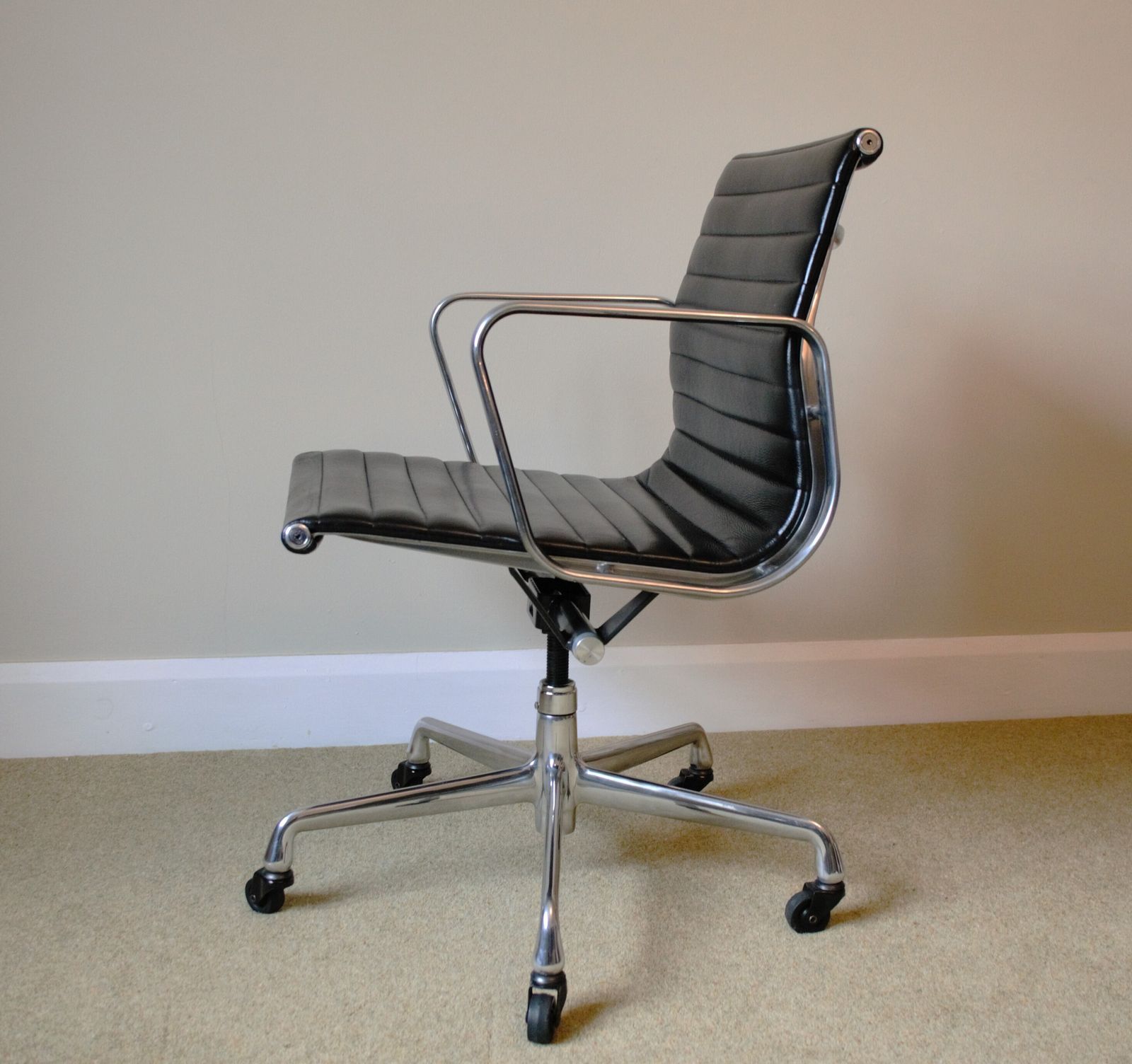 Restored Herman Miller Charles Eames Ea335 Aluminium Group Management Chair, Manual Screw Lift, Genuine Black Leather, Mint Condition photo Furniture