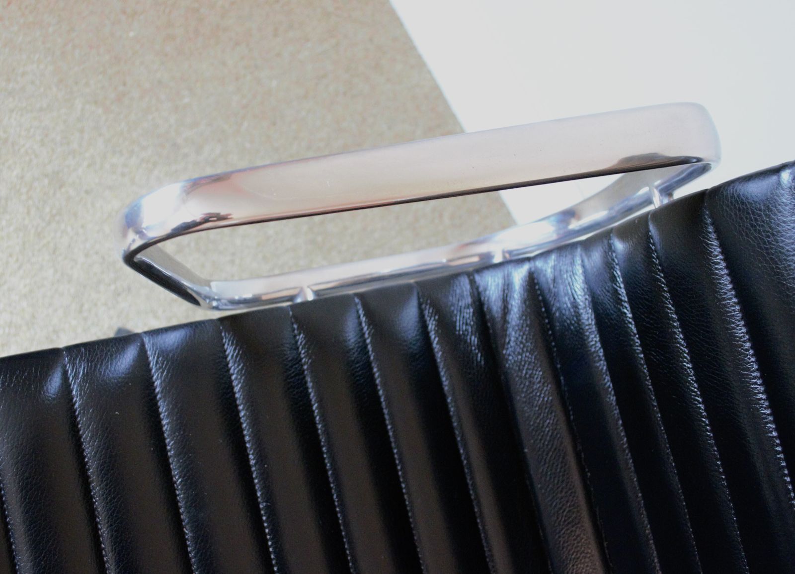 Restored Herman Miller Charles Eames Ea335 Aluminium Group Management Chair, Manual Screw Lift, Genuine Black Leather, Mint Condition photo vintage