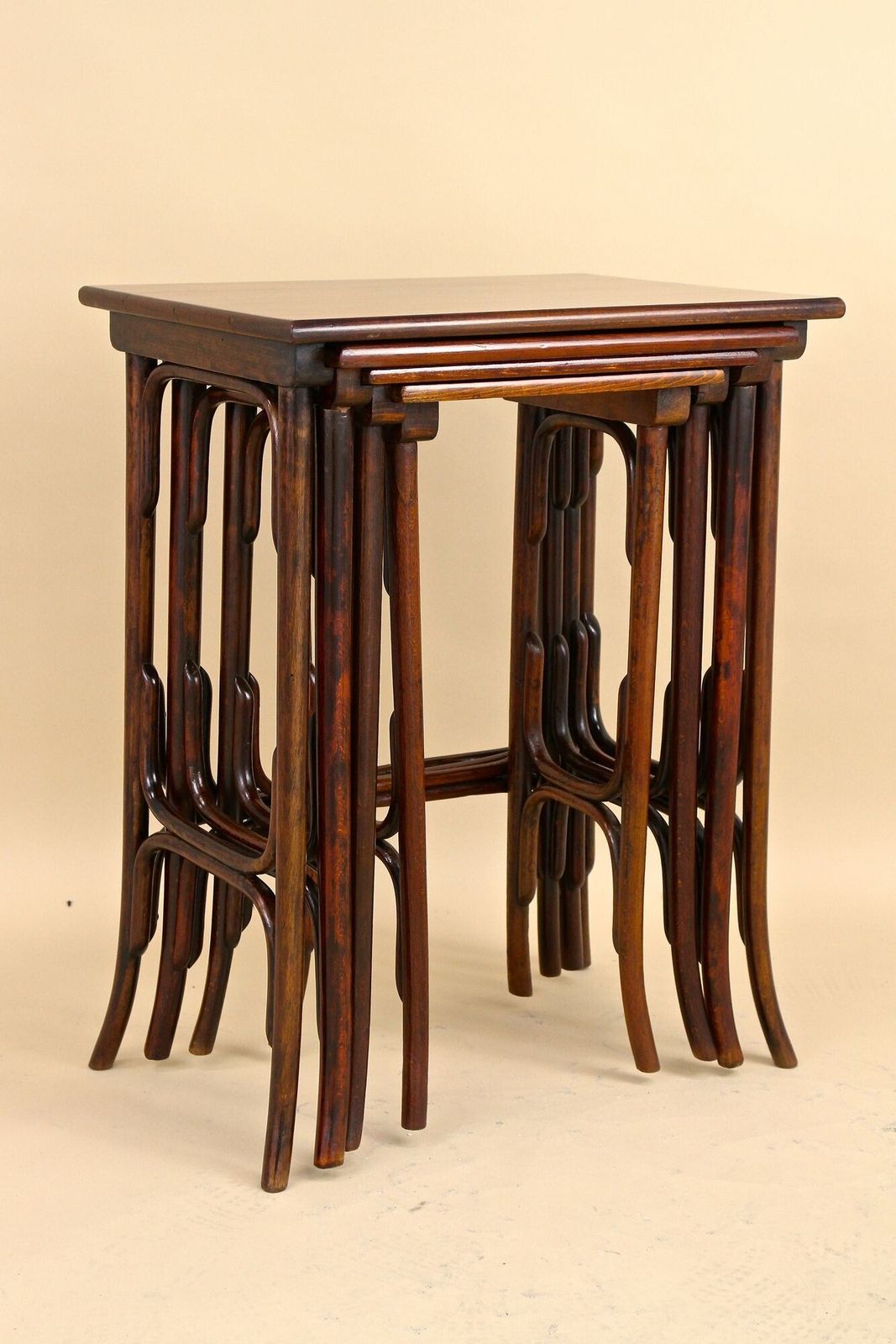 photo vintage 20th Century Art Nouveau Bentwood Nesting Tables By Thonet, Austria Circa 1905