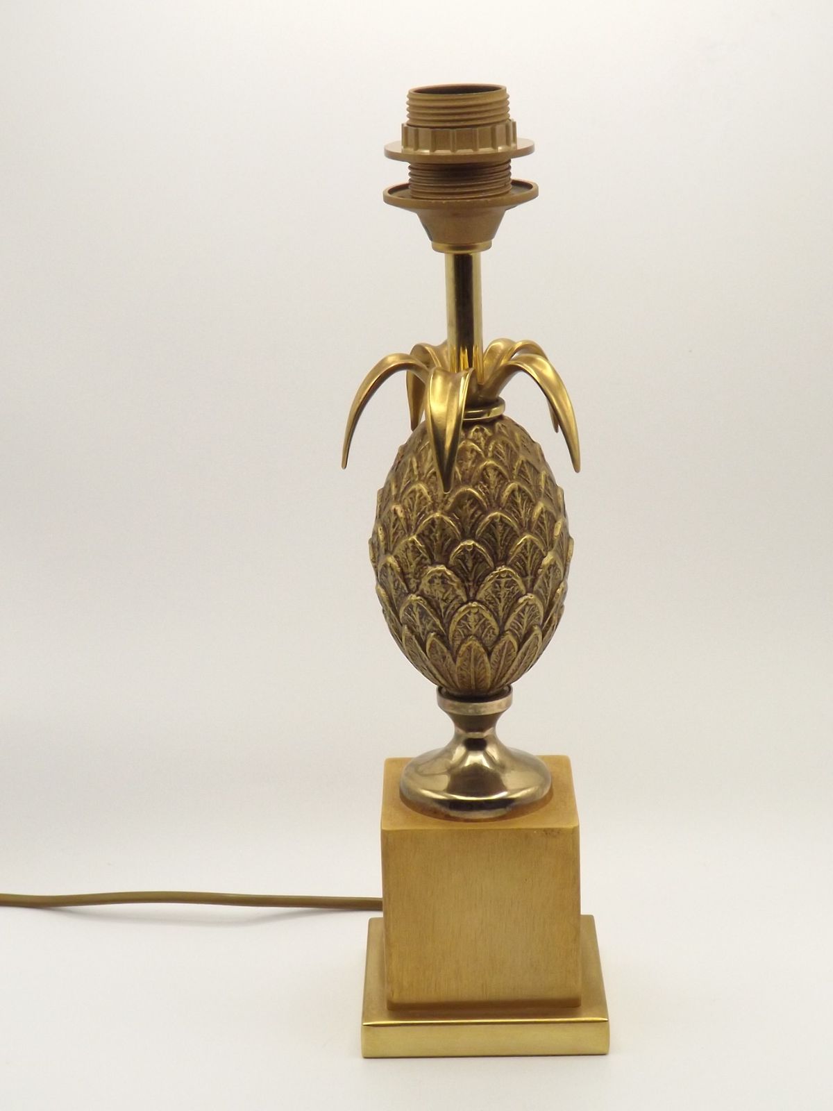 Pied de lampe ananas français vintage années 1970, en laiton et métal, dans le style de Maison Jansen