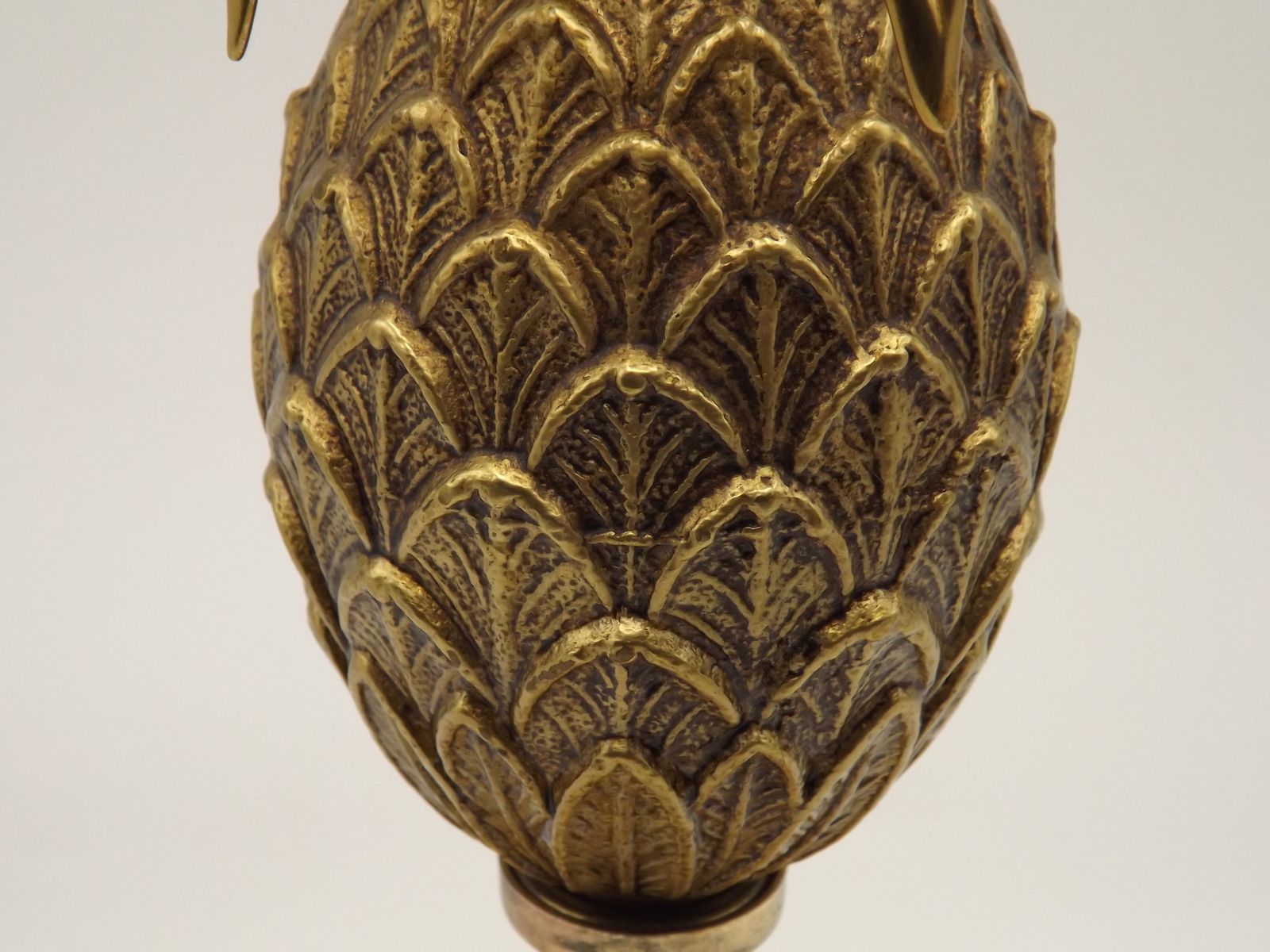 photo vinterior Pied de lampe ananas français vintage années 1970, en laiton et métal, dans le style de Maison Jansen