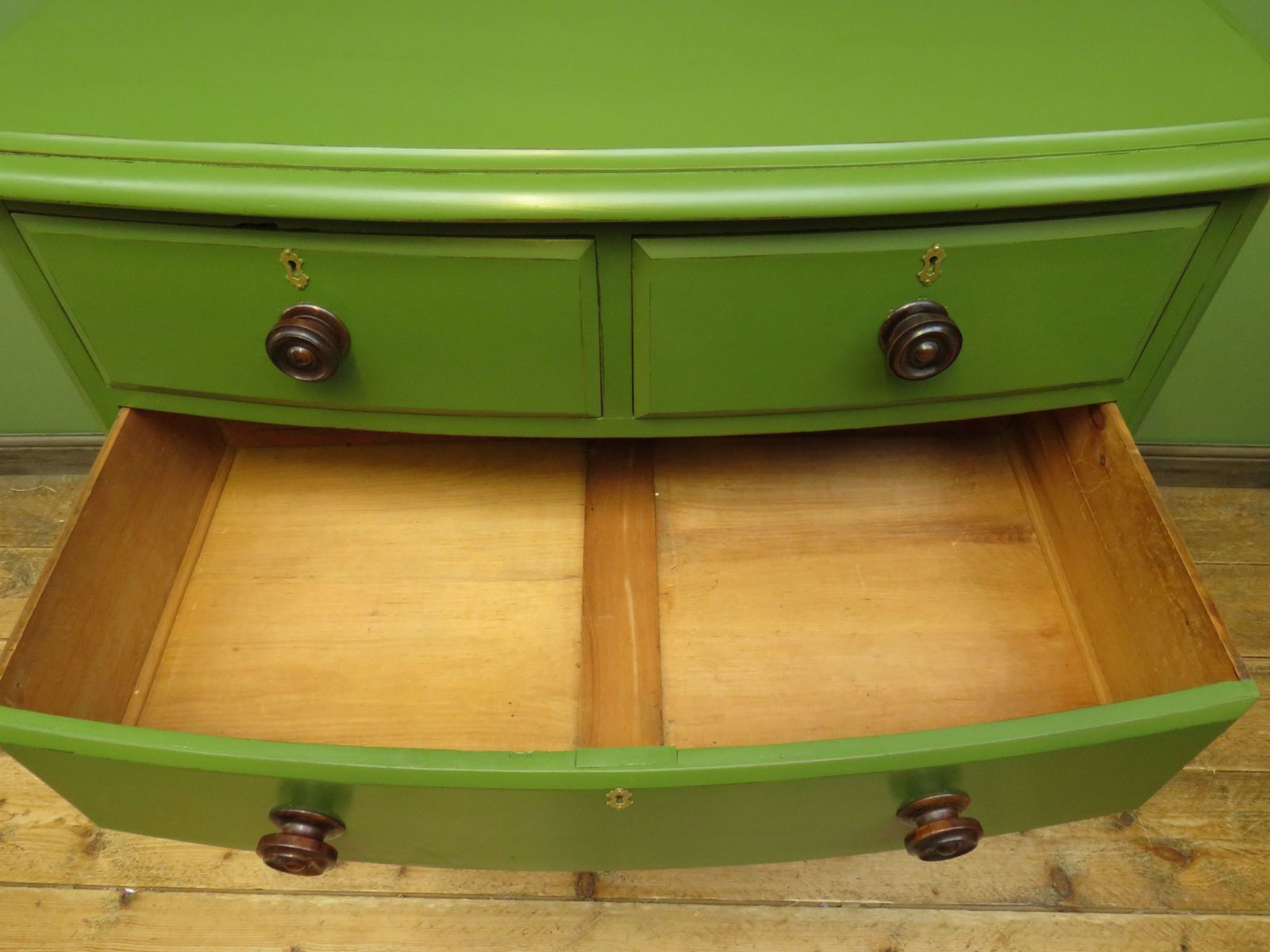 photo vinterior Antique Green Bow Chest Of Drawers