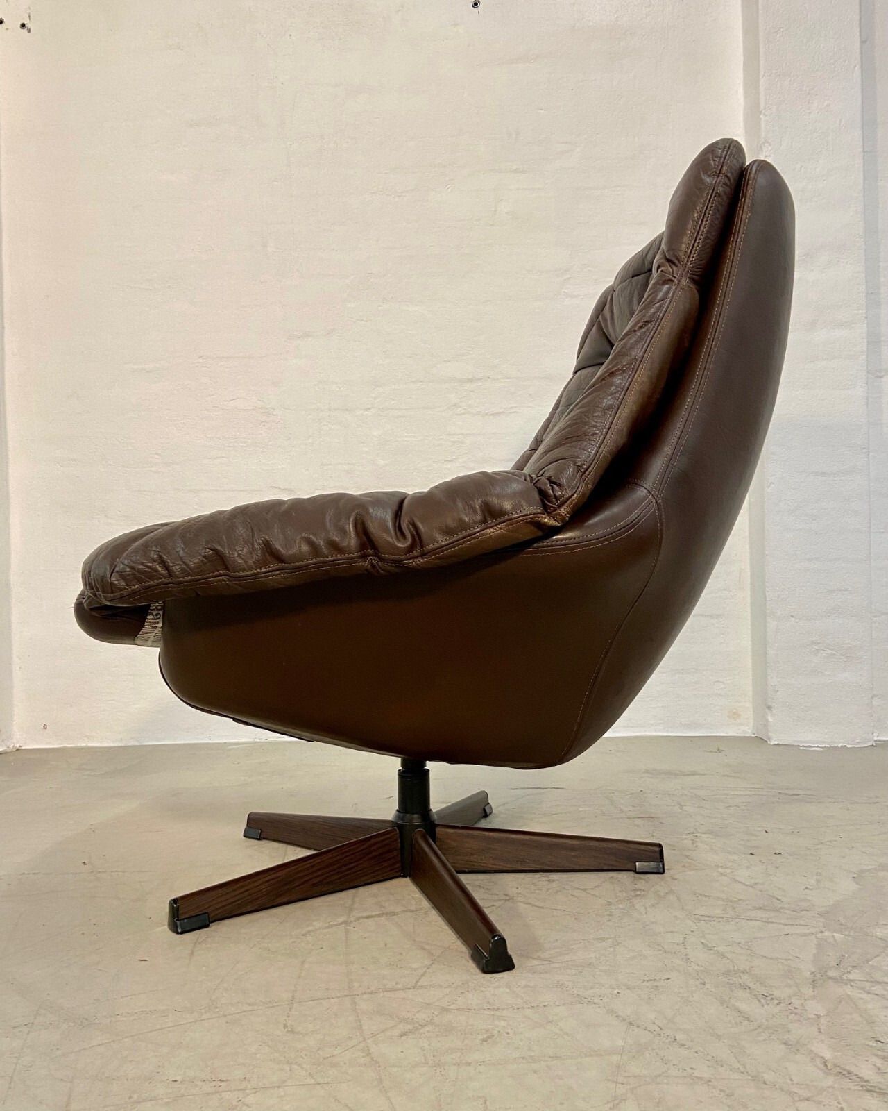 photo vinterior Vintage Danish Mid Century Leather Swivel Egg Chair  By Bramin 1960,S