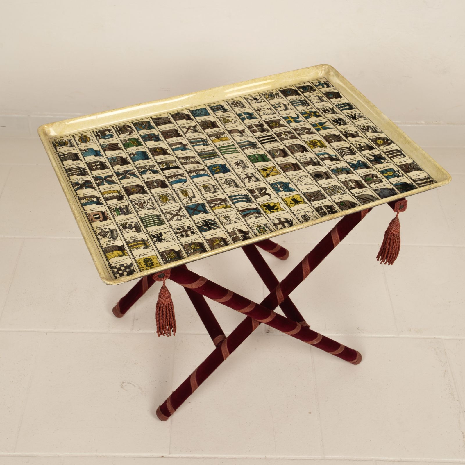 photo vinterior Heraldic Tray Table By Piero Fornasetti 1950