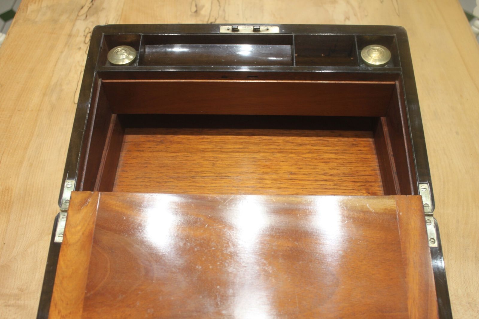 photo vinterior Victorian Figured Walnut Writing Slope With Bramah Lock And Keys And Secret Drawers