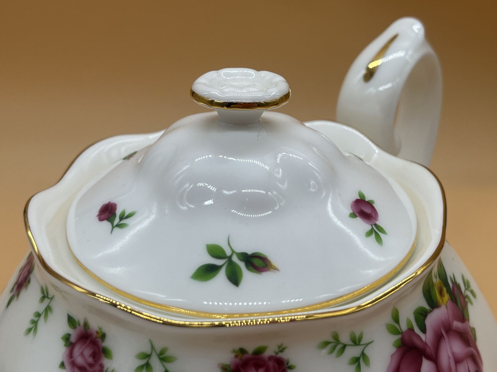 Large Royal Albert China New Country Roses Design 2.2 Pint Capacity Teapot. photo Home Decor