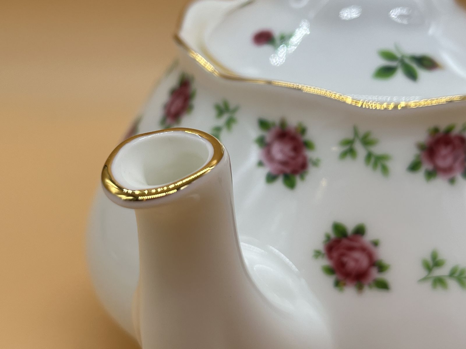 Large Royal Albert China New Country Roses Design 2.2 Pint Capacity Teapot. photo buy