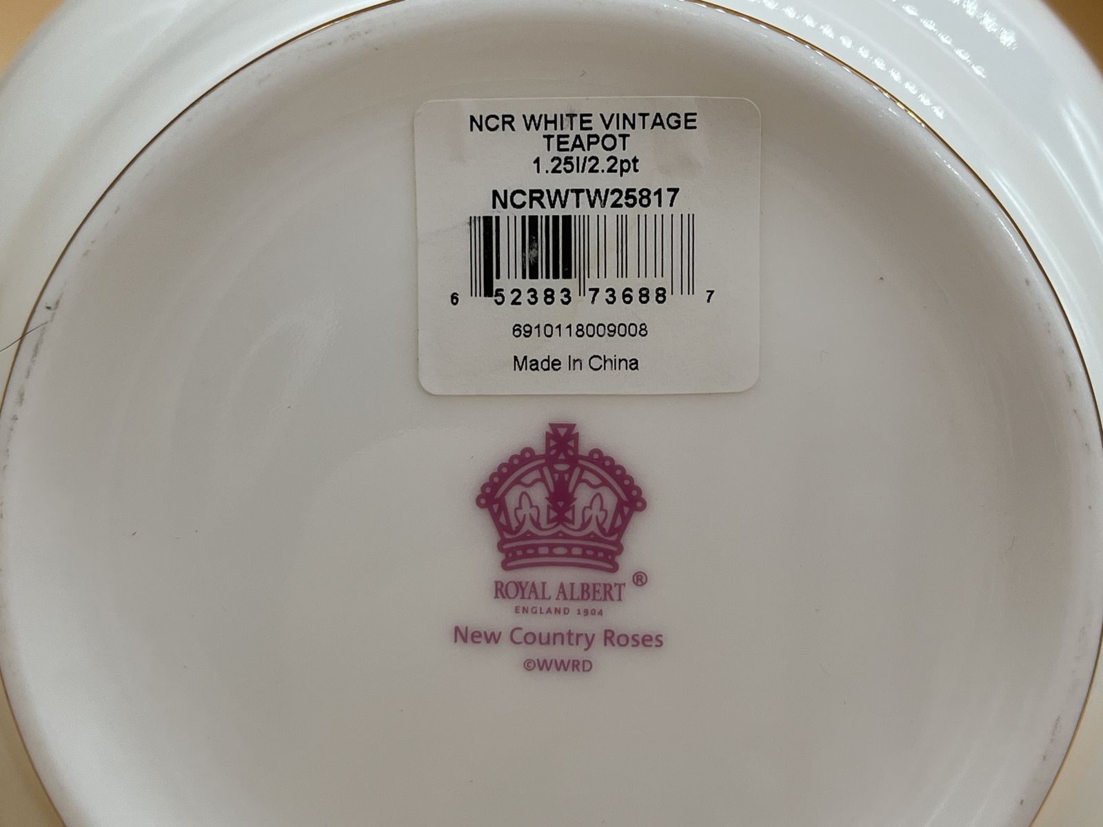 Large Royal Albert China New Country Roses Design 2.2 Pint Capacity Teapot. photo vintage