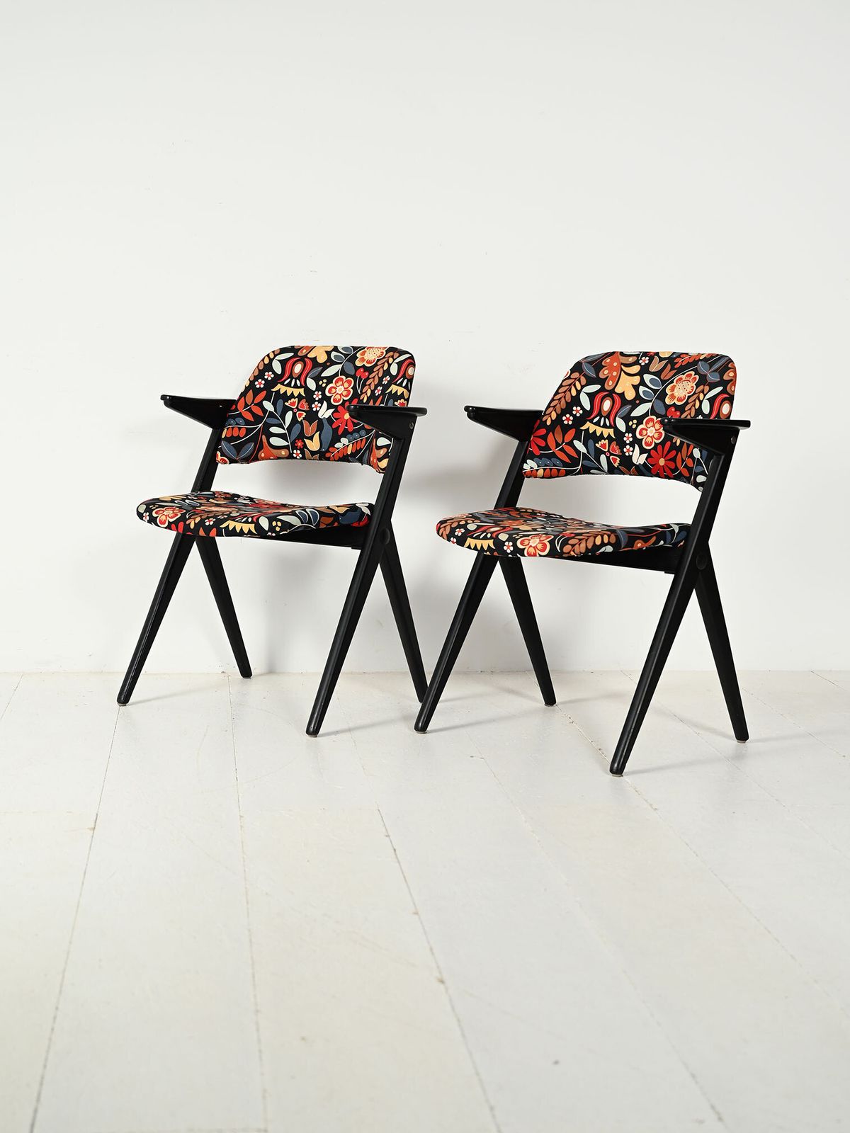 Paar Fauteuils "Triv" Van Bengt Ruda Met Bloemmotief Bekleding photo for sale