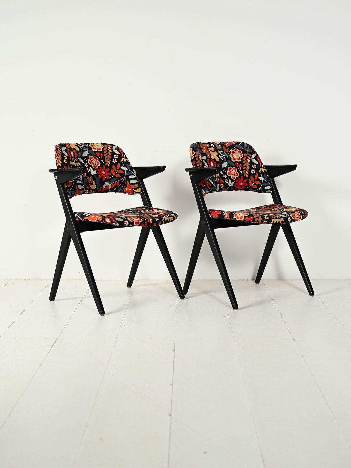 Paar Fauteuils "Triv" Van Bengt Ruda Met Bloemmotief Bekleding photo Meubels