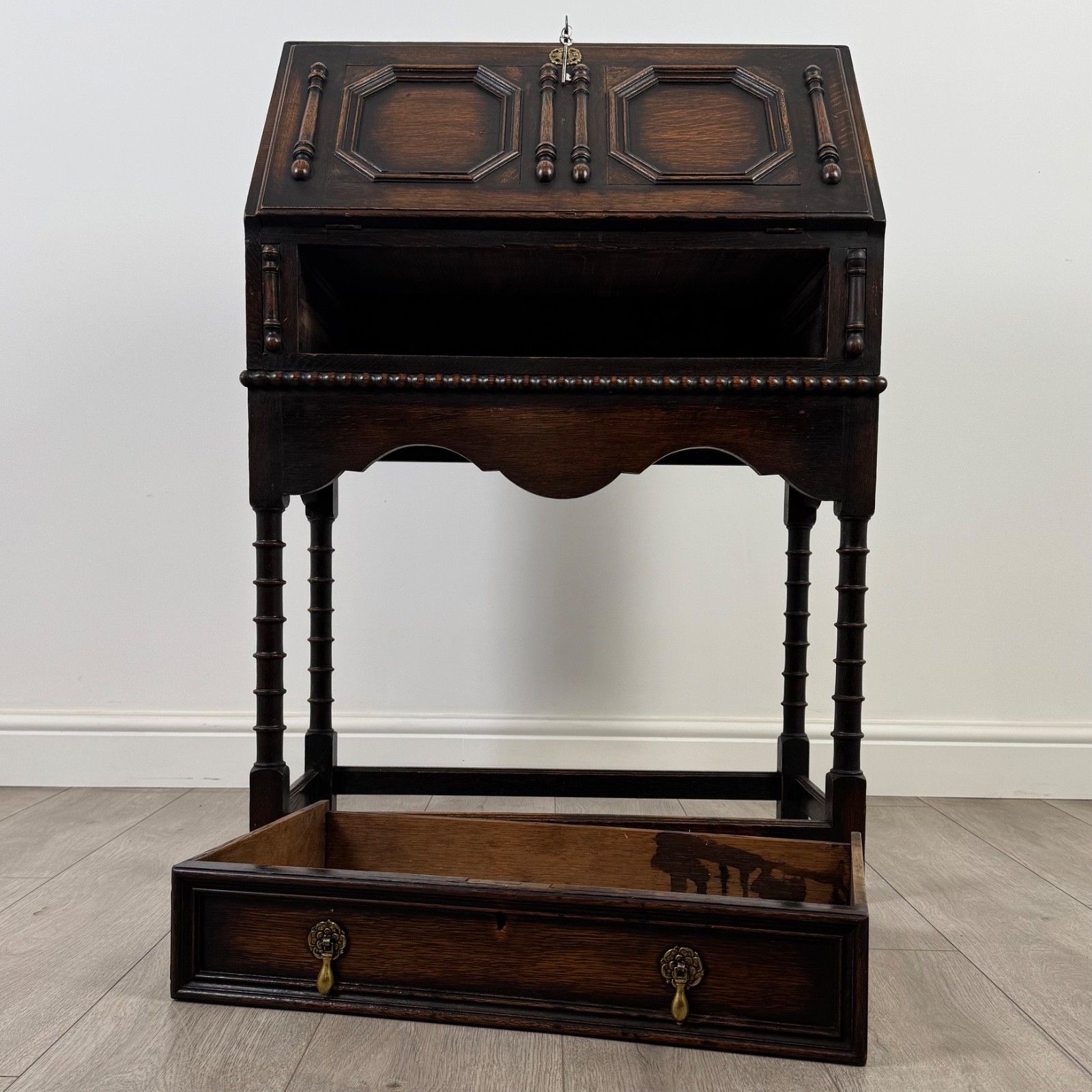585.0 Antique 20th Century Jacobean Style Bureau In Oak photo