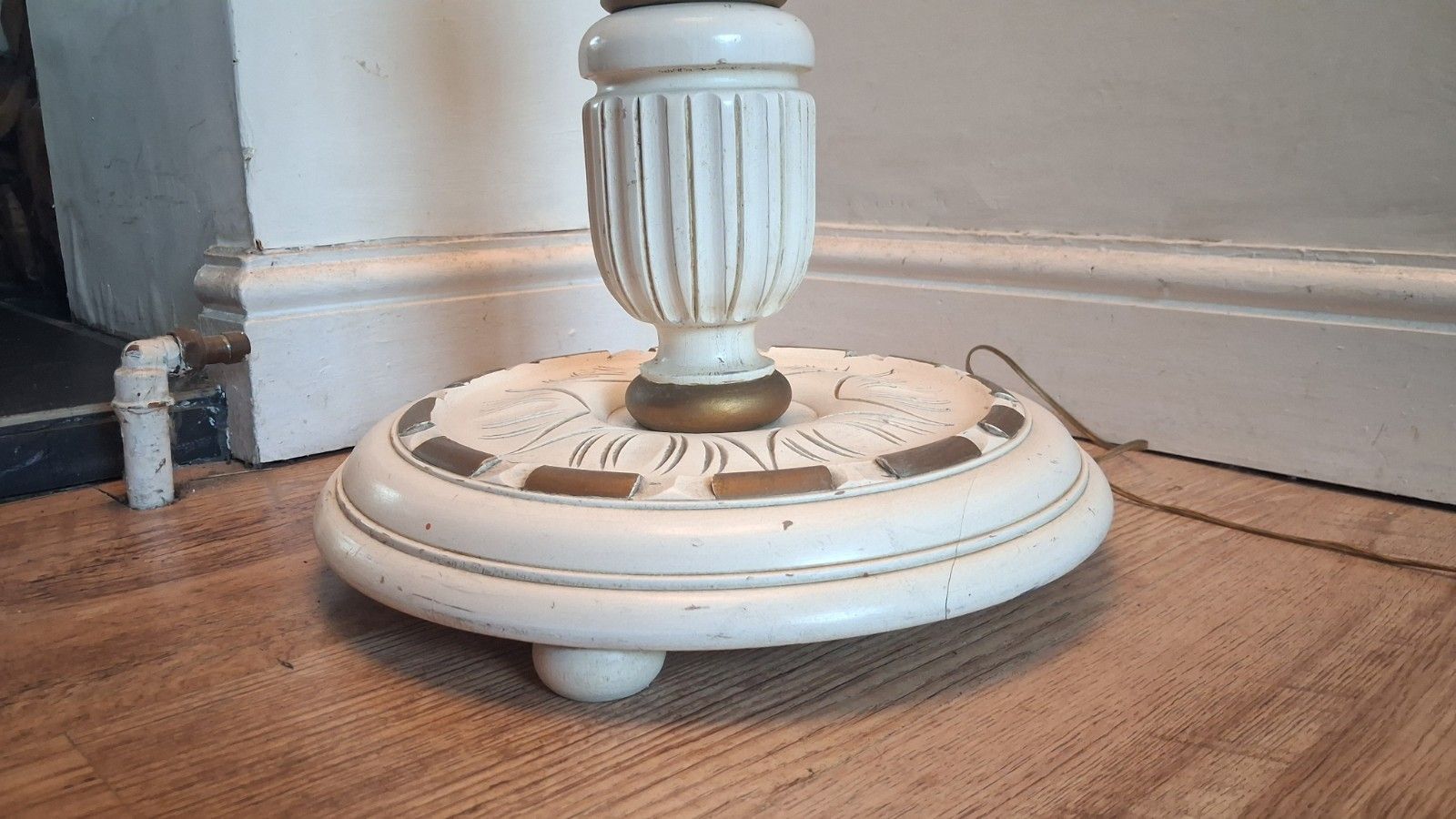 photo vintage Vintage  French Cream And Gilt Oak Standard /Floor Lamp With Delightful Shade