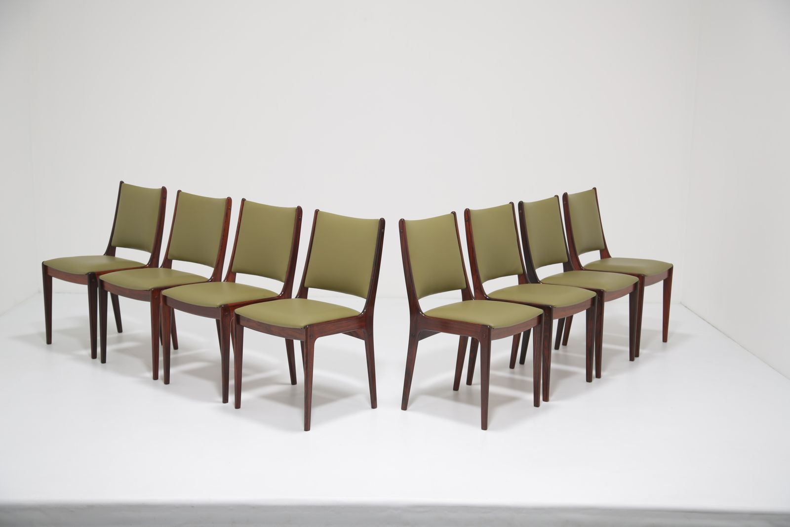 Johannes Andersen ‘Model 10’ Dining Chairs: Set Of 8 In Highly Figured Rosewood For Uldum Møbelfabrik, Denmark, 1960s