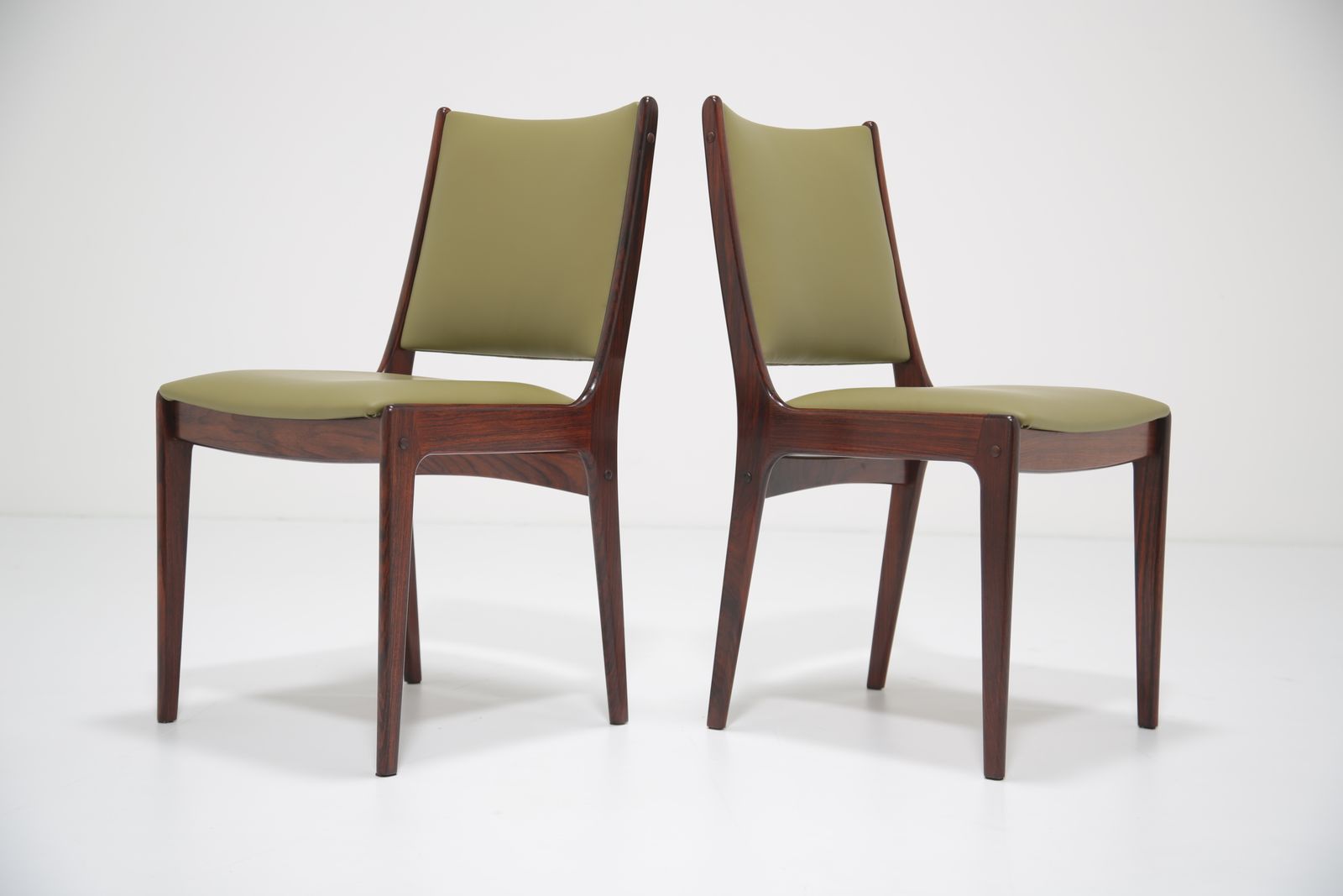 photo for sale Johannes Andersen ‘Model 10’ Dining Chairs: Set Of 8 In Highly Figured Rosewood For Uldum Møbelfabrik, Denmark, 1960s