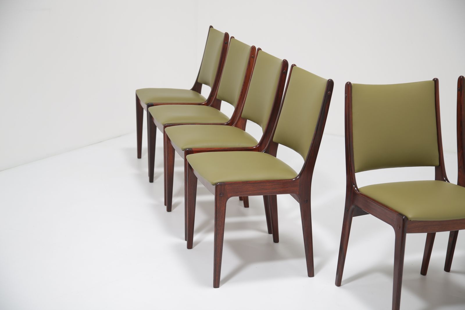 Johannes Andersen ‘Model 10’ Dining Chairs: Set Of 8 In Highly Figured Rosewood For Uldum Møbelfabrik, Denmark, 1960s photo furniture