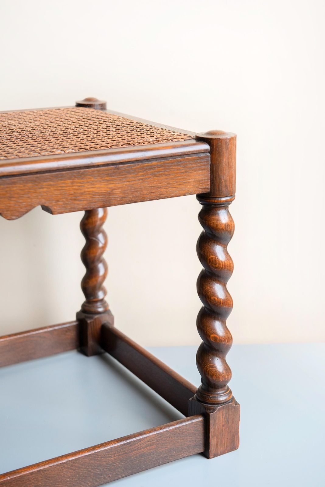 Rustieke Eikenhouten Bank Met Rieten Zitting – Handgemaakt Nederlands Accentstuk Uit De Jaren 1930 – Donkerbruin Gevlochten Kruk – Barley Twist Vintage Woondecoratie photo buy