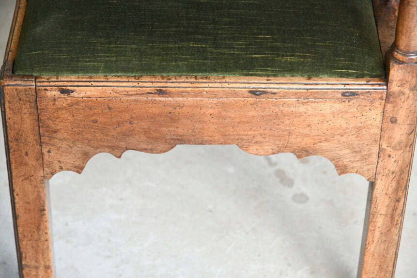 photo furniture Antique Georgian Walnut Corner Chair