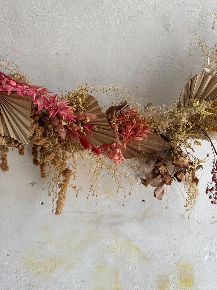 photo vintage Large Dried Flower Wall Wreath With Bird Detail