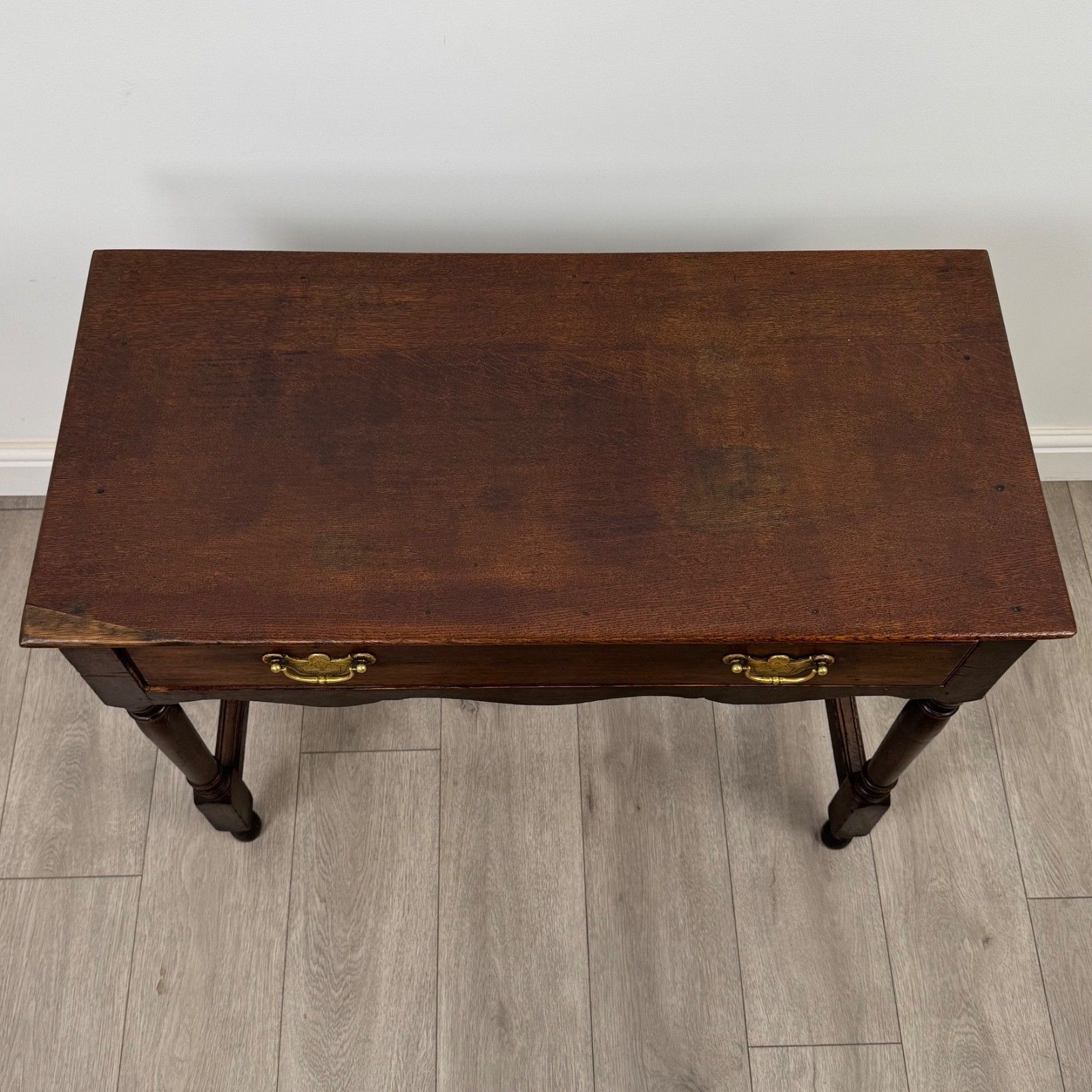 photo furniture Antique 18th Century Side Table In Oak