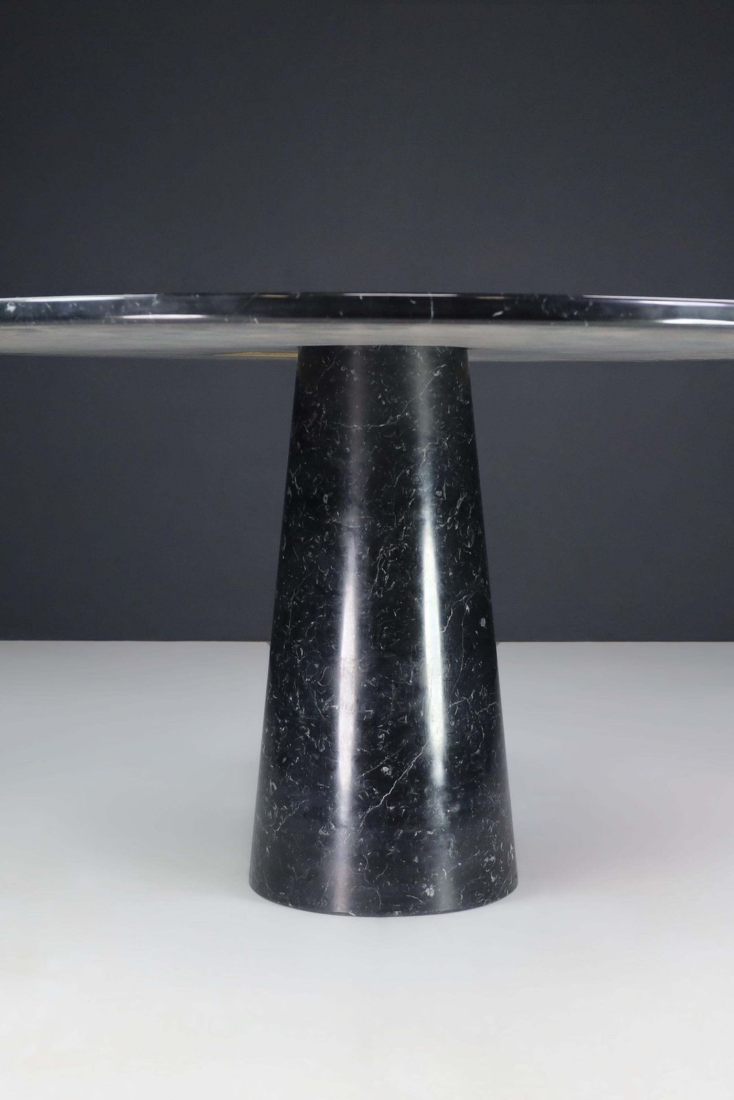 22976.0 Angelo Mangiarotti For Skipper 'Eros' Round Dining Table In Marquina Marble 1970 photo