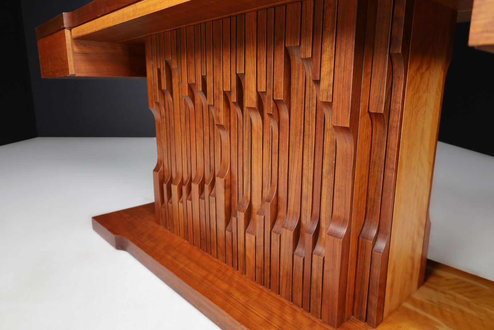 4618.0 Luciano Frigerio Presidential Writing Desk In Walnut, Italy 1970s photo