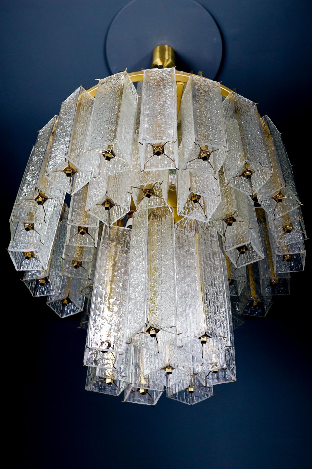 Le Grande Xl Midcentury Chandelier In Brass & Structured Ice Glass, Austria 1950 photo Lighting