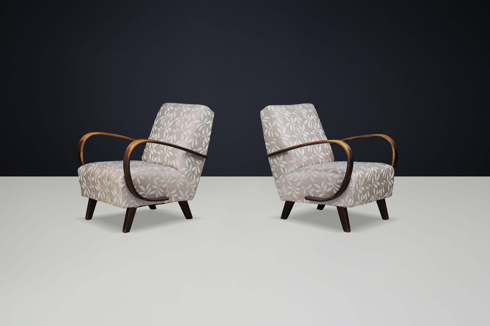 Pair Of 1940s Jindřich Halabala Bentwood Lounge Chairs With Original Upholstery photo vintage