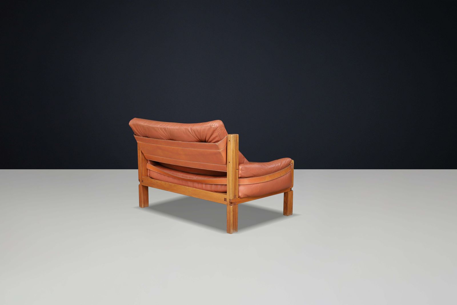 photo vinterior Pierre Chapo, S18y “Love Seat” Bench In Elm And Patinated Leather, France, 1970s