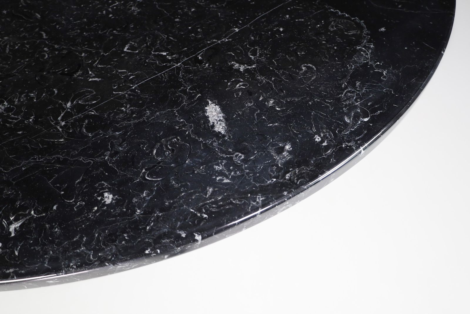 photo vinterior Angelo Mangiarotti For Skipper 'Eros' Round Dining Table In Marquina Marble