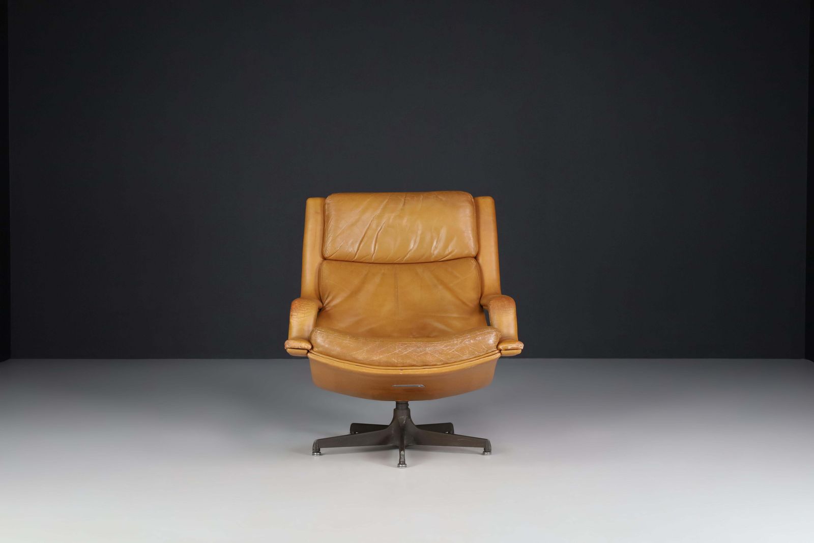 Geoffrey Harcourt Patinated Cognac Leather Swivel Lounge Chair, The Netherlands photo buy