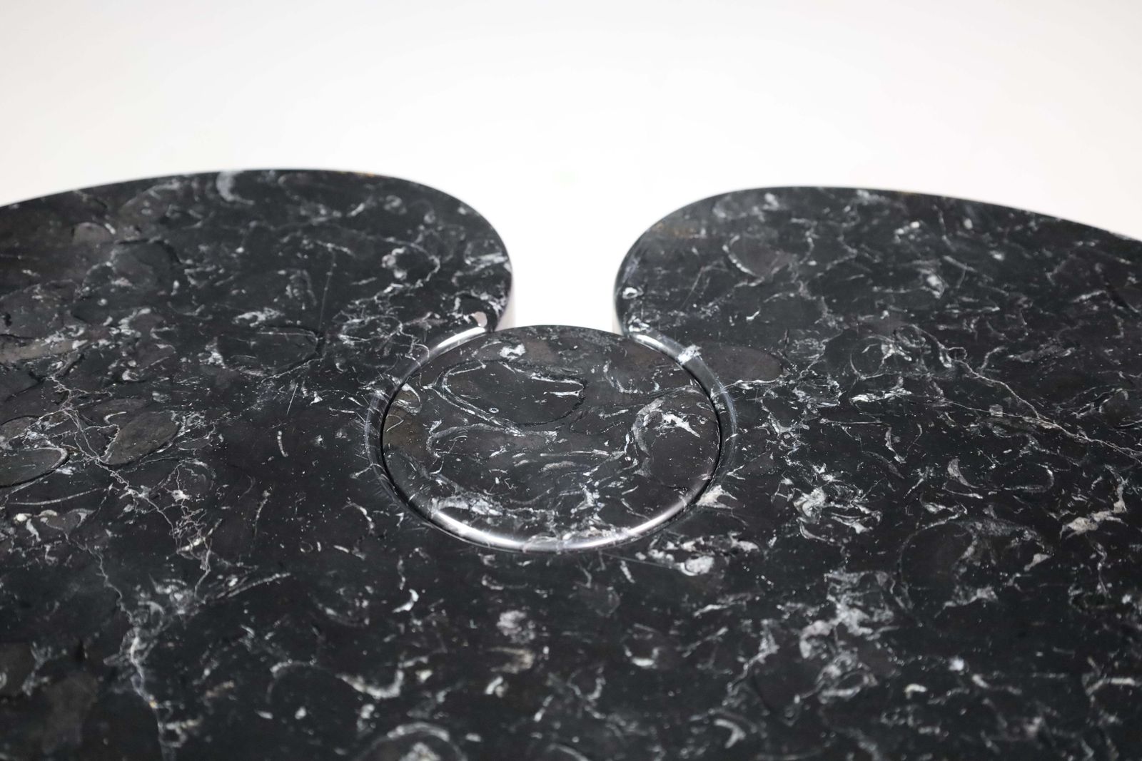 photo vinterior Angelo Mangiarotti Set Of 2 Nero Marquina Marble Consoles For Skipper Italy 1970