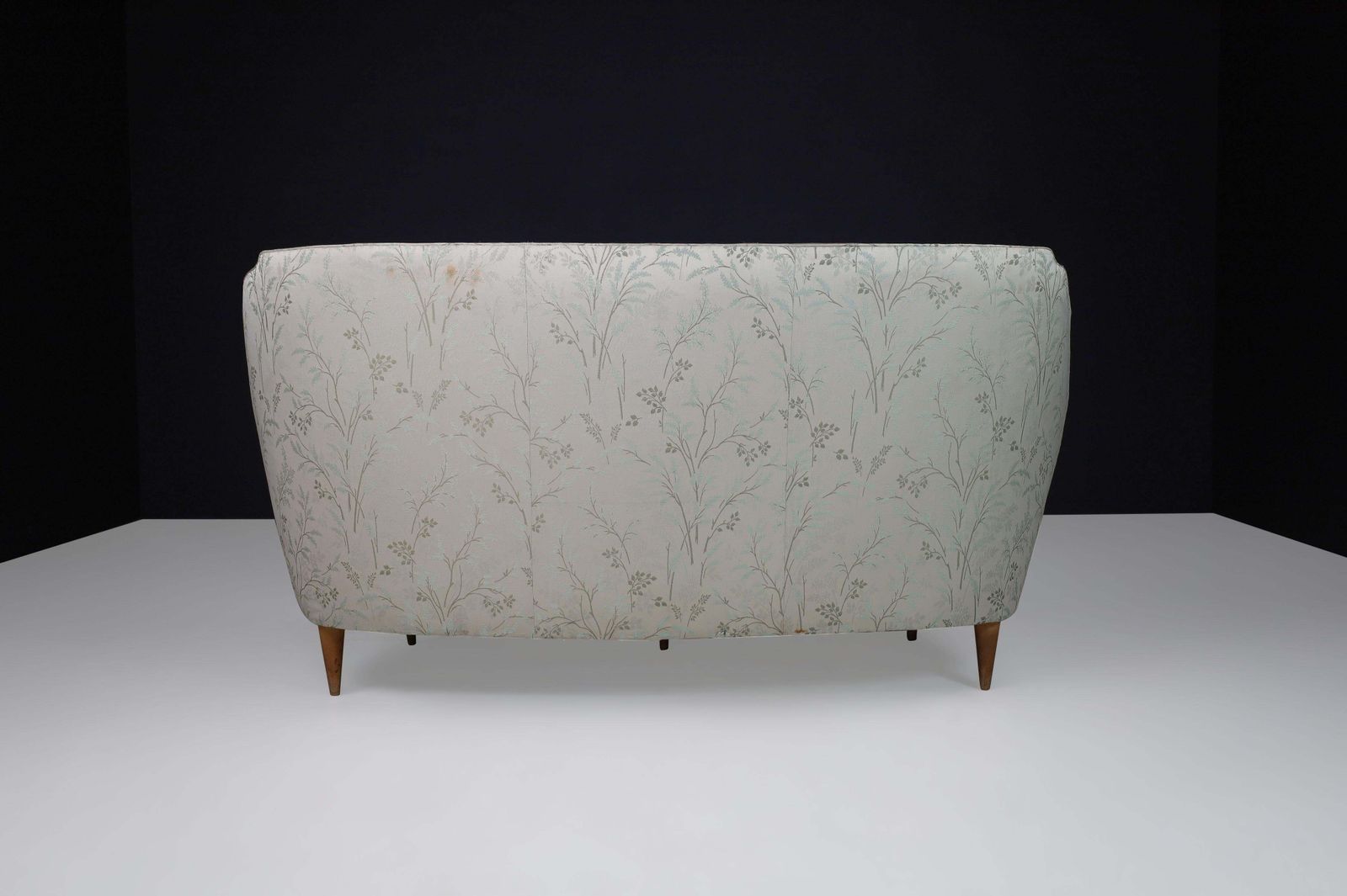 photo vinterior Mid Century Sofa In Leaf Motif Fabric And Tapered Wooden Legs, Italy, 1950s
