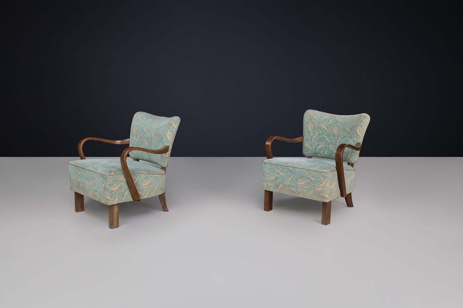 Bentwood Armchairs By Jindřich Halabala With Original Antonín Kybal Upholstery. photo vinterior